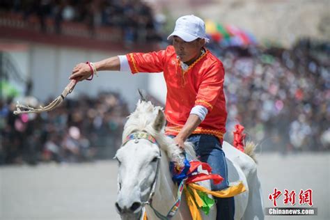 西藏江孜古堡下的赛马_图片中国_中国网