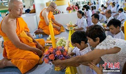 泰国庆祝万佛节 佛教僧侣参加“布施”仪式场面壮观|泰国|僧侣|佛教_新浪新闻
