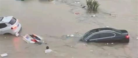 【现场】京广隧道内外：被淹没的汽车和寻车人|界面新闻 · 影像
