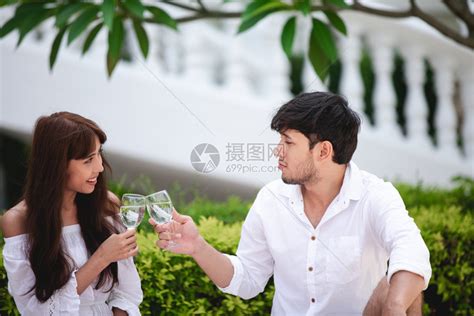 拥抱快乐的浪漫夫妻情侣爱人在家野餐时聊天和喝酒并饮周末篮子高清图片下载-正版图片308021283-摄图网