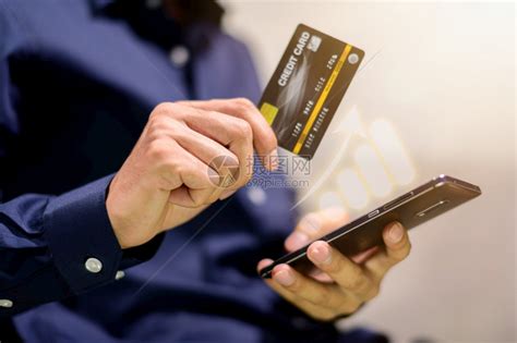 商界人士在智能手机上显示图表格并使用信卡高清图片下载-正版图片307232232-摄图网