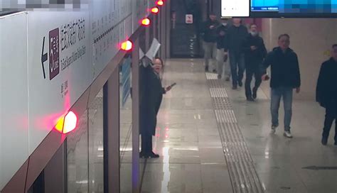 地铁惊险一刻！陌生人合力急救晕倒乘客_要闻_新闻中心_长江网_cjn.cn