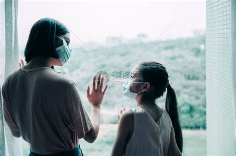 母亲带着女儿戴着面具从窗户望去高清图片下载-正版图片506519769-摄图网