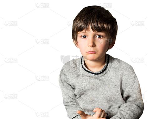 可怜的小男孩坐在房子前面的楼梯上 关门了高清图片下载-正版图片322179227-摄图网