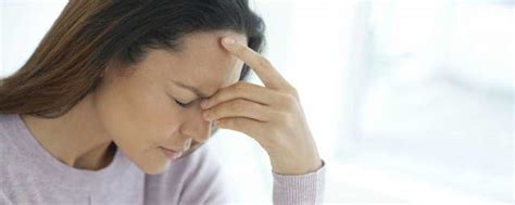 头疼的厉害怎么缓解疼痛（为什么上班族总感觉头痛？做到这4点帮助缓解） | 说明书网