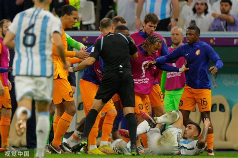 阿根廷后卫在与荷兰比赛中险被笔击中，梅西赛后罕见暴怒骂人：因对手罚点球时大喊大叫不断挑衅_手机新浪网
