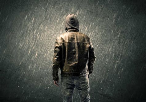一个男人孤独淋雨图片 2023一个男人孤独淋雨图片大全_配图网