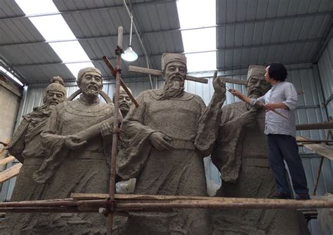 邢台123：邢台雕塑家宋小鸿创作的大型雕塑《邢州五杰》近日将在邢襄旅游小镇与广大游客朋友见面