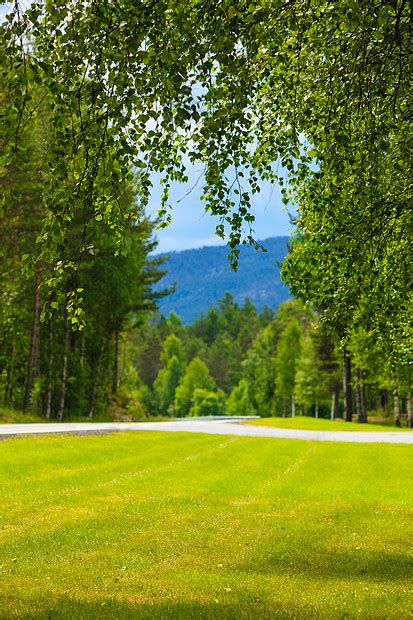 穿过夏季挪威山脉的道路美丽的风景旅行旅游挪威山区的道路景观高清图片下载-正版图片300882281-摄图网