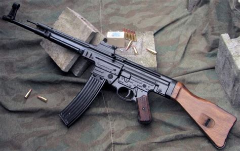 德国在二战时研制的自动步枪，被称为突击步枪之父曾多次参与战争