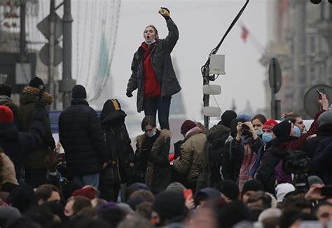 外媒：俄罗斯多地爆发抗议 根源是这个_手机新浪网