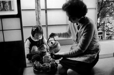 1961年日本东京的一位母亲和孩子好幸福的一对母女_老照片图库_新浪博客