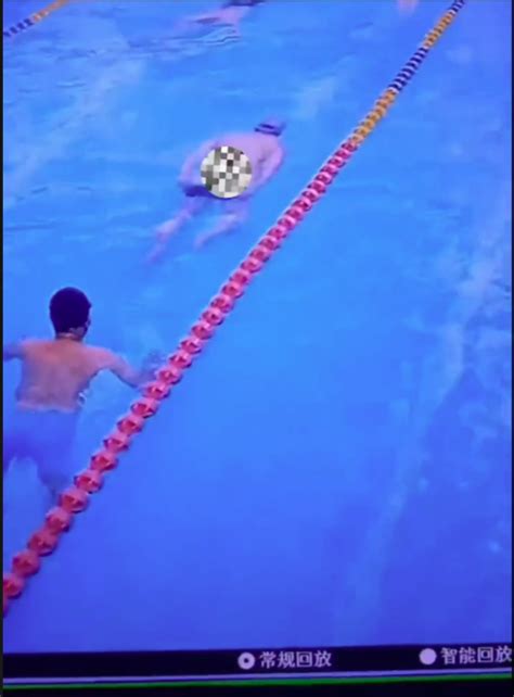 小男孩和小女孩站在泳池边跳水高清图片下载-正版图片501655247-摄图网