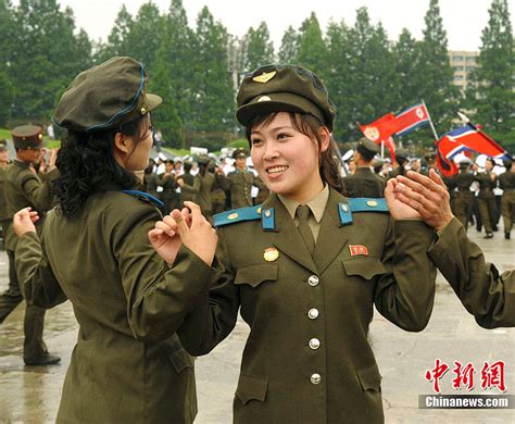 朝鲜大阅兵，女兵踢正步惊艳亮相，现场掌声不断！