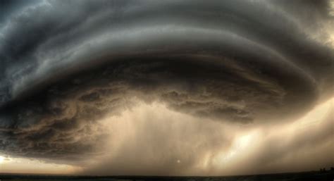 “追风者”拍摄超级单体雷暴 画面如世界末日