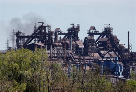 俄乌战局：乌军投降后俄对亚速钢铁厂进行搜查，发现防毒面具_手机新浪网