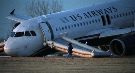 美国一飞机前起落架坍塌 无人伤亡(图)-搜狐新闻