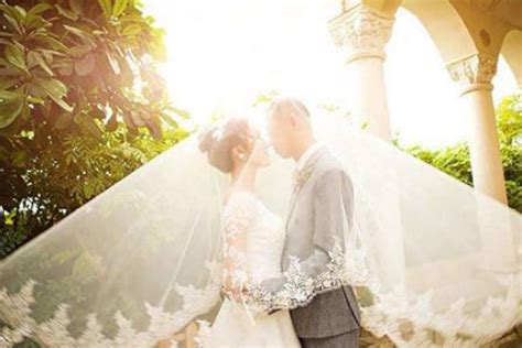 新娘用白裙子抱着她的婚礼花束高清图片下载-正版图片304892634-摄图网