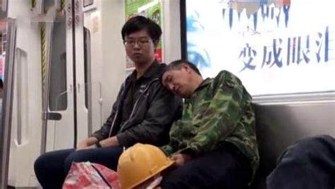 农民工大叔地铁上睡着，靠在了年轻女子身上，结果却让人感到意外