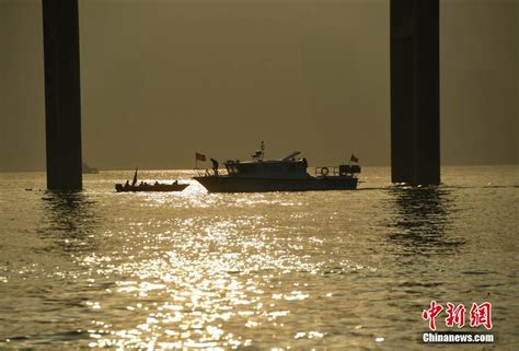 重庆一辆载有10多人的大巴车坠入长江 搜救人员全力救援