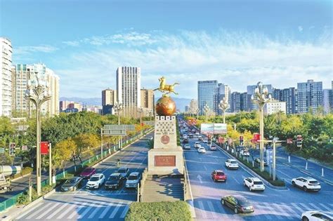 四川西昌：旅游火爆 经济复苏-人民图片网
