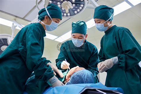 年轻的女外科医生在手术室高清摄影大图-千库网