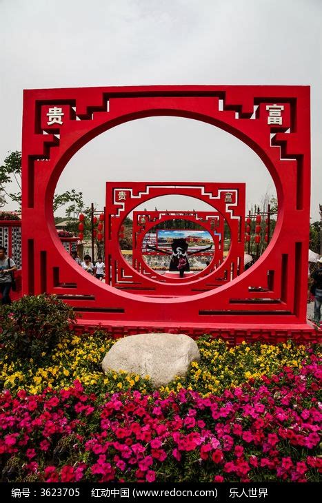 中式园林里的富贵门与鲜花高清图片下载_红动中国