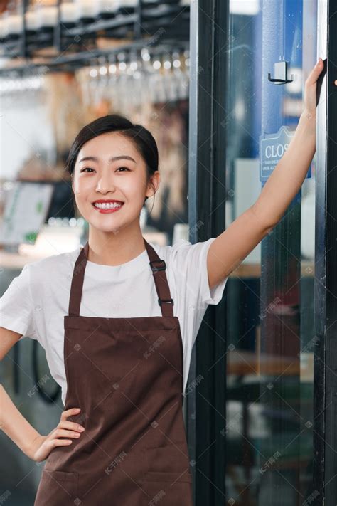 端咖啡的女服务员 - 素材公社 tooopen.com