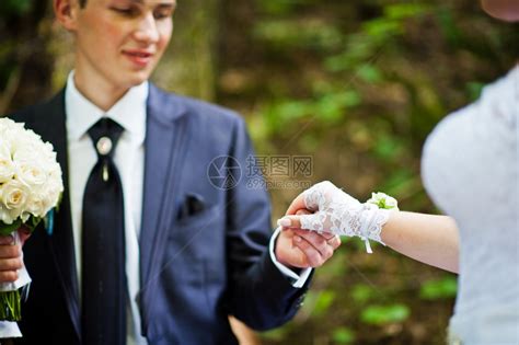 年轻结婚的手女孩手里拿着一束婚礼花束高清图片下载-正版图片503163708-摄图网
