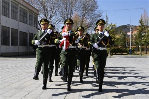 迪庆州民族中学第一届国旗护卫队完成升旗首秀_建藏援藏频道_中华网