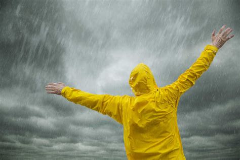 雨中淋雨头像男生非主流