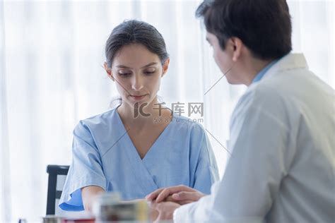 在医院病房里，亚洲医生正在和一位老病人谈话视频素材_ID:VCG42N1205664673-VCG.COM