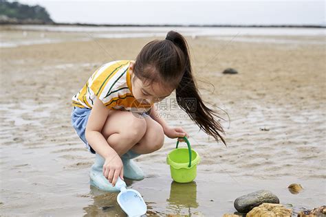 在海边捡石子的小孩高清图片下载-正版图片502217749-摄图网