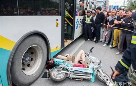 江苏：骑车女被出租车开门撞倒 头部遭公交碾压身亡_手机凤凰网