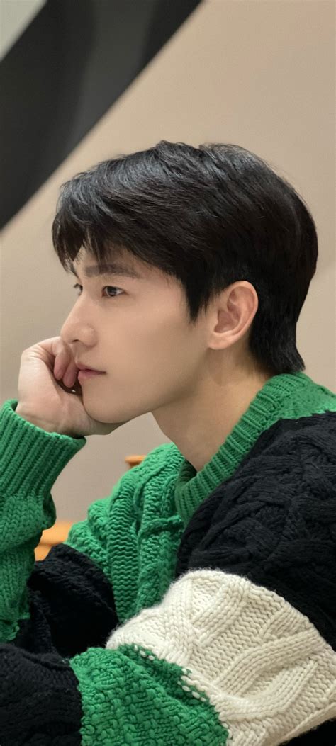 侧颜男神杨洋图片