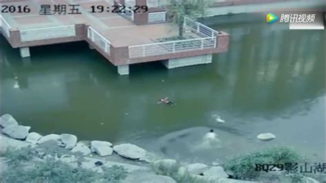 两小孩河边不慎掉水，路人纵身跳下救人，监控记录担心过程_腾讯视频