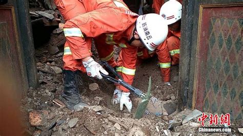 云南强震 消防官兵废墟中救出被困儿童--图片频道--人民网