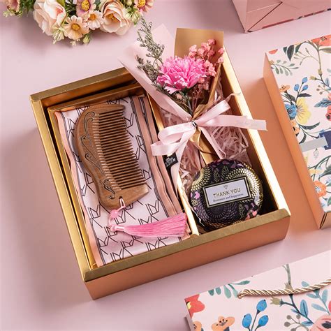 母亲节520创意实用礼物 郁金香花束梳子礼盒 康乃馨花束香薰礼盒-阿里巴巴