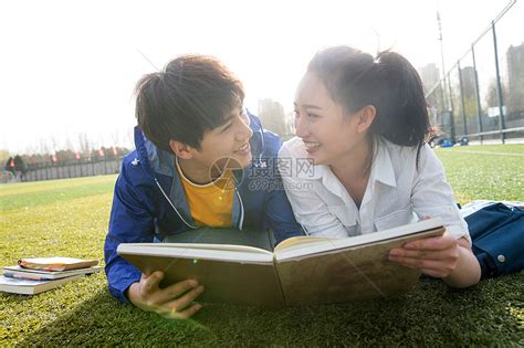 草地大学生情侣在校园里学习高清图片下载-正版图片501914548-摄图网