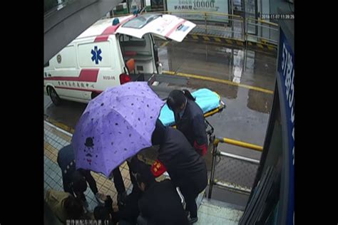 老人晕倒 公交站服员替他撑伞 还帮打120_江苏文明网