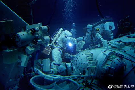 酷！神舟十二号飞行乘组模拟失重环境水下训练高清大图来袭