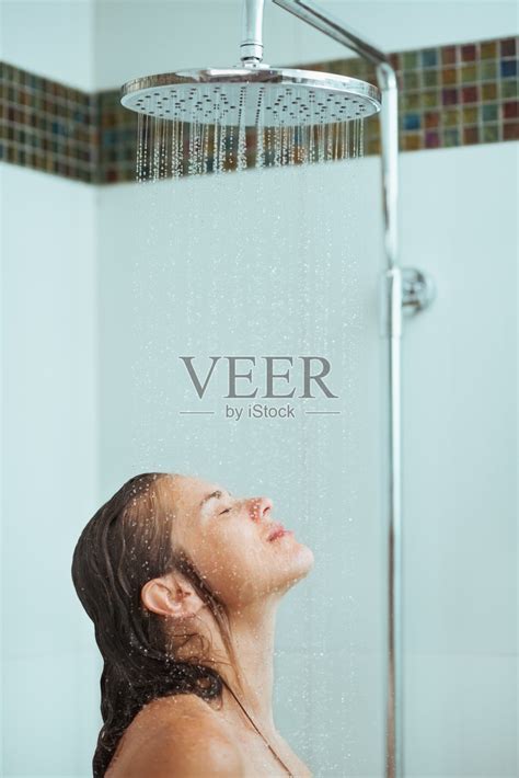 留长发的女人在水流下淋浴照片摄影图片_ID:105223265-Veer图库