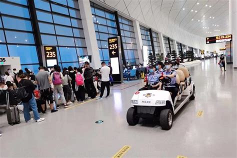 暴雨天气致郑州机场多架航班延误取消 面对滞留乘客河南机场公安这样做-大河网