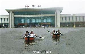 他们在潜江火车站划船_凤凰网