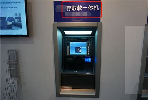 在自动取款机上输入信用卡密码的人撤回钱财高清图片下载-正版图片506541481-摄图网