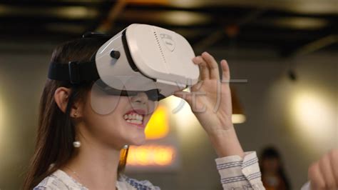 青少年玩VR虚拟现实眼镜游戏_3840X2160_高清视频素材下载(编号:7567537)_影视包装_光厂(VJ师网) www.vjshi.com