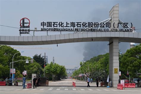 上海金山石化一污水调节罐燃烧 事故原因正在调查|扑救|大火_凤凰资讯
