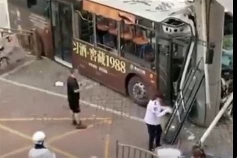 铜陵一公交车与数辆小车相撞 警方通报：2人死亡 5人受伤_凤凰网视频_凤凰网