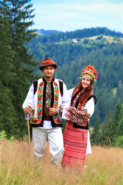 漂亮的年轻女子穿着传统的乌克兰服装和花环在麦田里散步高清图片下载-正版图片506480432-摄图网