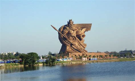 湖北荆州古城：15亿建造的全球最大关公铜像，青龙偃月刀就有71米|关公像|荆州古城|铜像_新浪新闻